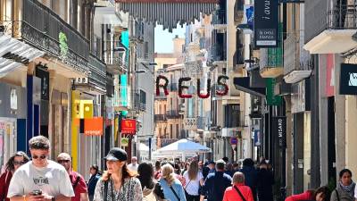 El montaje aéreo que muestra el nombre de la ciudad escrito con rosas en el cielo de la calle Monterols. Foto: Alfredo González