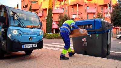 Un operario de la contrata de recogida y limpieza trabajando en el barrio Gaudí, ayer. Foto: Alfredo González