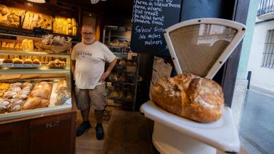 Xavier Sistaré, quinta generación de panaderos del Forn Sistaré, en Reus, posa en su panadería.