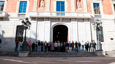 Los grupos municipales presentes en el consistorio de Tarragona han participado en la parada de diez minutos en memoria de los afectados por la DANA en la Comunidad Valenciana. Foto: ACN