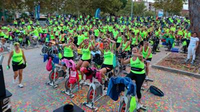 El 16 de septiembre 500 ciclistas y una veintena de instruc-tores llenaron de ritmo y solidaridad el Parc del Pinaret de Cambrils.