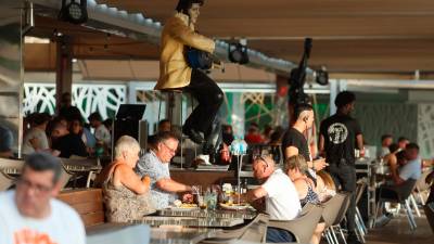 Terraza de un conocido restaurante de Salou hace solo unos días. FOTO: alba mariné