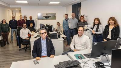 Isabel Mascaró y Pep Budí, en primer término, junto al equipo TIC del Ayuntamiento. foto: 06 Firma Foto