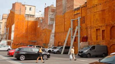 El proyecto de viviendas, parking y CAP se focaliza en la actual zona azul de Closa de Freixa. Foto: Alba Mariné