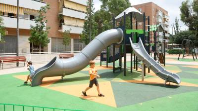 Niños jugando en el nuevo parque de la plaza de Antoni Correig, en Mare Molas. Foto: Alba Mariné