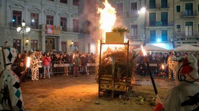 Las antorchas del Ball de Diables iluminaron la quema de la Reina Carnestoltes. Foto: Fabián Acidres