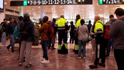 Imagen de varios pasajeros en la estación de Sants. Foto: ACN