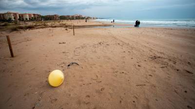 La playa de la Paella de Torredembarra hoy sábado al mediodía. foto: marc bosch