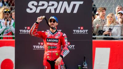 Pecco Bagnaia celebrando la victoria en el podio de la Sprint. Foto: Iván Jerez