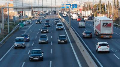 Varios vehículos circulan por la A-4 durante la segunda fase de la operación especial de tráfico de las fiestas navideñas. Foto: EFE