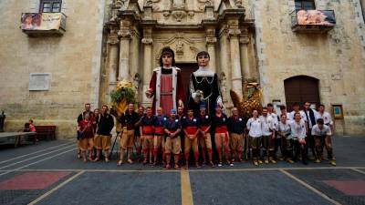 Los gegants de El Vendrell con el Àliga. FOTO: GEGANTS VENDRELL