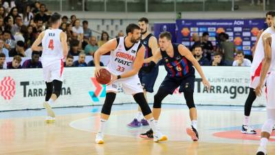 Marc Gasol ante Jan Vesely en la Lliga Catalana disputada en el Palau hace dos años. Foto: Àngel Ullate