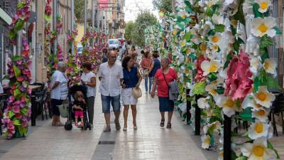 El carrer Major, centre neuràlgic d’Ulldecona, llueix una vistosa decoració floral. FOTO: JOAN REVILLAS