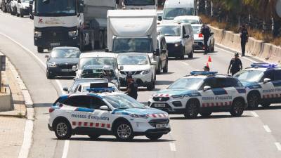 El dispositivo 'Jaula' de los Mossos d'Esquadra para localizar al expresident Carles Puigdemont, que ha desaparecido tras regresar a Catalunya y pronunciar un discurso, está causando algunas retenciones en varias vías debido a los controles desplegados por la Policía de la Generalitat. Foto: EFE