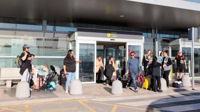 Pasajeros en la zona de llegadas del Aeropuerto de Reus, en la temporada 2023. foto: Alba Mariné