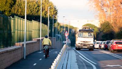 El carril bici de la carretera de Cambrils ja connecta la rotonda de la T-11 amb les urbanitzacions de Blancafort i Aigüesverds. FOTO: Alba Mariné