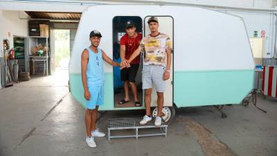 Abdo Laabissi, Ayoub Zarrouk y Oussama Kenfaui, en una foto de archivo con la caravana. Foto: A. Mariné