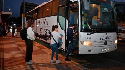 Un dels autobusos que presten el servei. Foto: Alfredo González