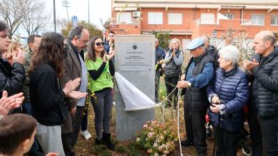 El instante en que se ha descubierto la placa en memoria de Carmina Pozuelo. Foto: Alba Mariné