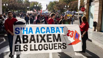 Imagen de los manifestantes a su paso por la calle Apodaca de Tarragona. Fotos: Àngel Ullate