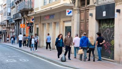 El número 16 del arrabal de Jesús ha vuelto a quedar vacío tras la marcha de Intersport. Antes, estuvo ubicado Zara. FOTO: Alba Mariné