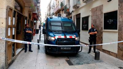 Agentes del ARRO de los Mossos d’Esquadra durante la ejecución del desahucio en Reus. Foto: ACN