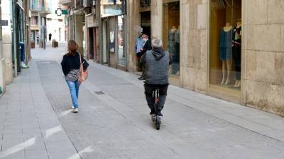 Un patinet circulant per la zona de vianants del carrer de l’Àngel, al centre de Tortosa. Foto: Joan Revillas