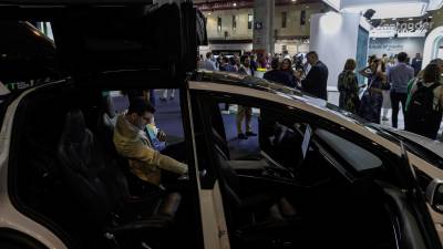 Una persona observa el interior de un coche eléctrico durante la inauguración de la octava edición del congreso tecnológico Digital Enterprise Show (DES), en Málaga, hace dos semanas. Foto: EFE