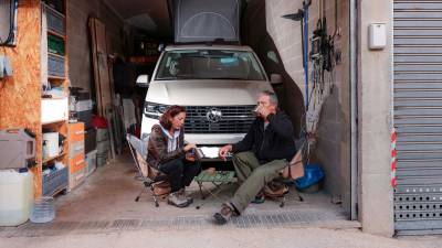 Ester Pascual y Josep Calero, ayer, en su furgoneta, en un garaje de La Floresta. Foto: Àngel Ullate