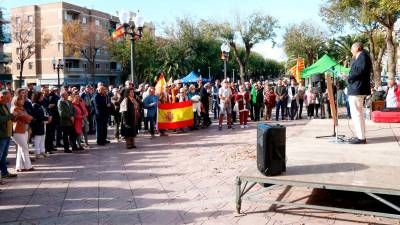 Un centenar de personas se concentran en la plaza de la Constitución de Tarragona. Foto: ACN