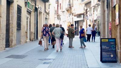 Veïns de Tortosa al carrer Sant Blai, al centre de la ciutat. FOTO: J. REVILLAS