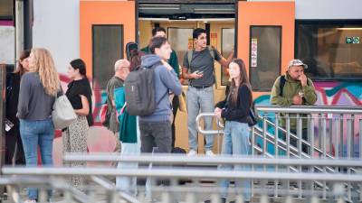 Usuarios en la estación de Sant Vicenç de Calders. Foto: ACN