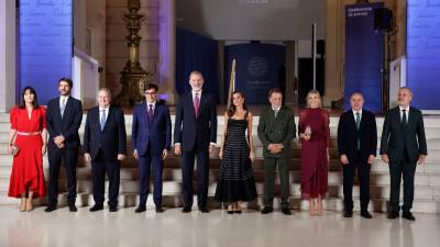 BARCELONA, 15/10/2024.- Los reyes Felipe y Letizia (c), acompañados por el presidente de la Generalitat Salvador Illa (4i), el ministro de Cultura Ernest Urtasun (2i) y el presidente del grupo Planeta José Creuheras (4d), entre otros, presiden el fallo de la 73 edición del Premio Planeta de novela, este martes en el transcurso de la tradicional velada literaria en el Museo Nacional de Arte de Catalunya. Foto: EFE