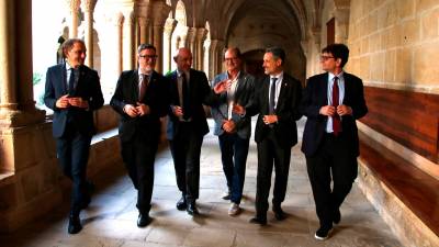 El delegado del gobierno español en Catalunya, Carlos Prieto, el subdelegado de Lleida, José Crespín, el subdelegado en Tarragona, Santiago Castellà, y el subdelegado en Girona, Pere Parramon, entre otros, en el Monasterio de Poblet. Foto: ACN