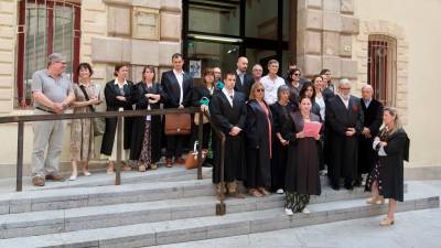 Los abogados en la concentración realizada a las puertas de los juzgados de Tortosa, ayer por la mañana. Foto: Joan Revillas