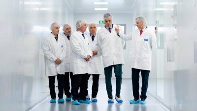 El presidente del Gobierno, Pedro Sánchez, junto al consejero delegado de Hipra, David Nogareda (3i), y el ministro de Sanidad, José Manuel Miñones (d), entre otros, durante la visita que ha realizado esta martes a las instalaciones de la farmacéutica biotecnológica Hipra. Foto_ EFE