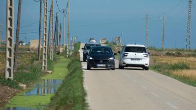 El paso de dos coches por este vial debe ser precavido para no terminar en un canal o fuera de la carretera. Foto: Joan Revillas