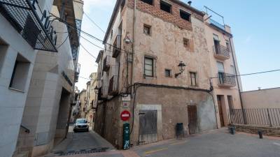 Els edificis a rehabilitar es troben al carrer Major d’Ascó. FOTO: J. Revillas