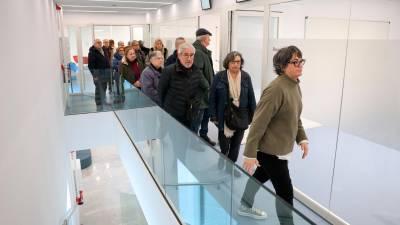 Al davant, la directora del Centre Cívic Gregal, Eugènia Calvo, durant una visita aquest dijous al nou equipament. FOTO: Alba Mariné