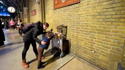 En los Estudios Harry Potter se puede llegar hasta el Andén 9¾. Foto: Laia Díaz