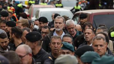 El rey Felipe (c), durante su visita a Paiporta este domingo. Gritos de 'fuera', así como lanzamiento de barro, están recibiendo a la comitiva de los reyes de España, el presidente del Gobierno, Pedro Sánchez, y el president de la Generalitat, Carlos Mazón, a su llegada al centro de Paiporta. Foto: EFE