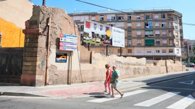 Una valla anuncia un complejo de viviendas en la calle Doctor Robert de Reus. Foto: Alba Mariné