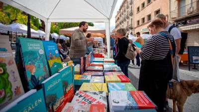 La plaza del Portal Nou de Valls fue el epicentro de la Fira del Llibre ‘Altres Lletres’. Foto: Marc Bosch