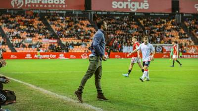 El técnico del Nàstic, Dani Vidal, da instrucciones a sus jugadores en el partido. Foto: Àngel Ullate