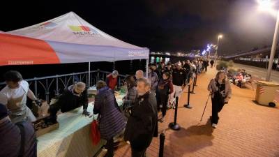 3. La merienda estuvo acompañada por música y tres djs amenizaron la espera para los drones. Foto: Àngel Ullate