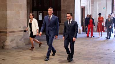 El president espanyol, Pedro Sánchez, acompanyat del president en funcions del govern català, Pere Aragonès, al Palau de la Generalitat, aquest dimecres. FOTO: ACN