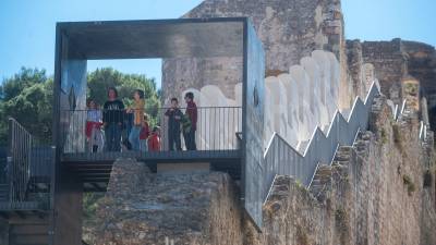 El nou passeig per dins de la muralla del Rastre. Foto: Joan Revillas
