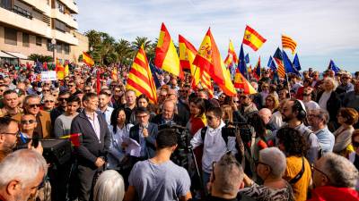 Concentración contra la amnistía de este domingo en el Balcó del Mediterrani, en Tarragona. Foto: Àngel Ullate