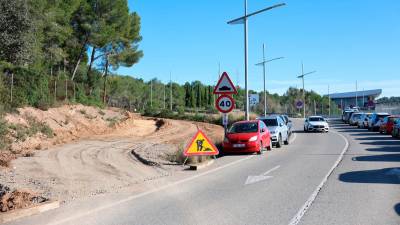 El aparcamiento se está habilitando en una zona de jardines abandonada junto a la estación. Foto: Alba Mariné