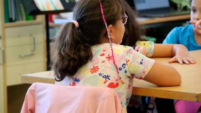 Alumnes de l’escola La Vitxeta de Reus, en el primer dia de classe, aquest dilluns 9 de setembre. FOTO: ACN